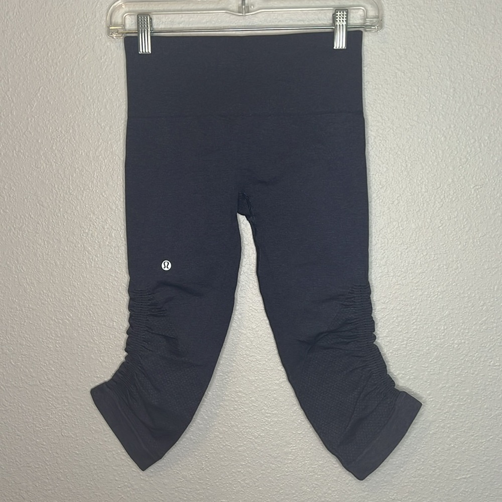 Lululemon In The Flow Ruched Seamless Crop Size 4 Inkwell - Picture 3 of 10